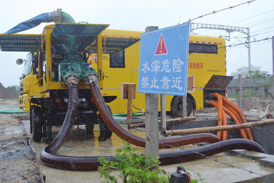 风雨中,多台抽水泵同时开启